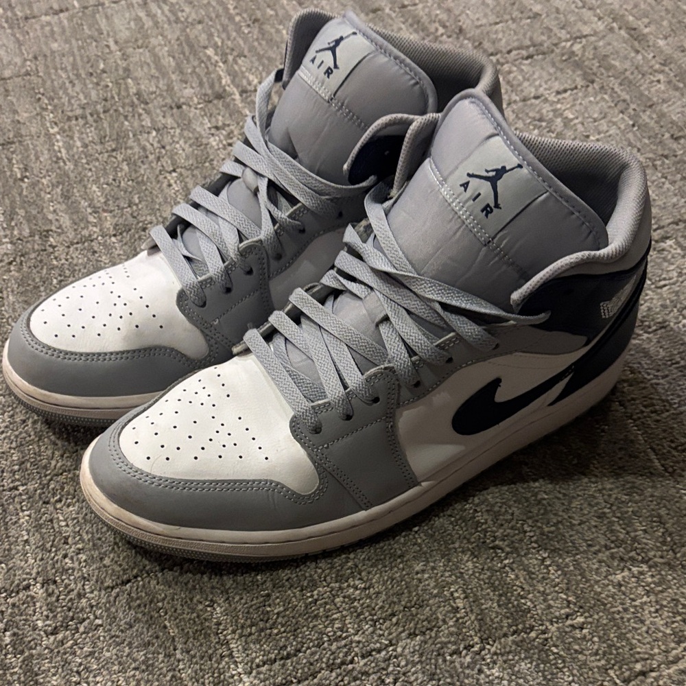Jordan 1 Mid
Wolf Grey Midnight Navy